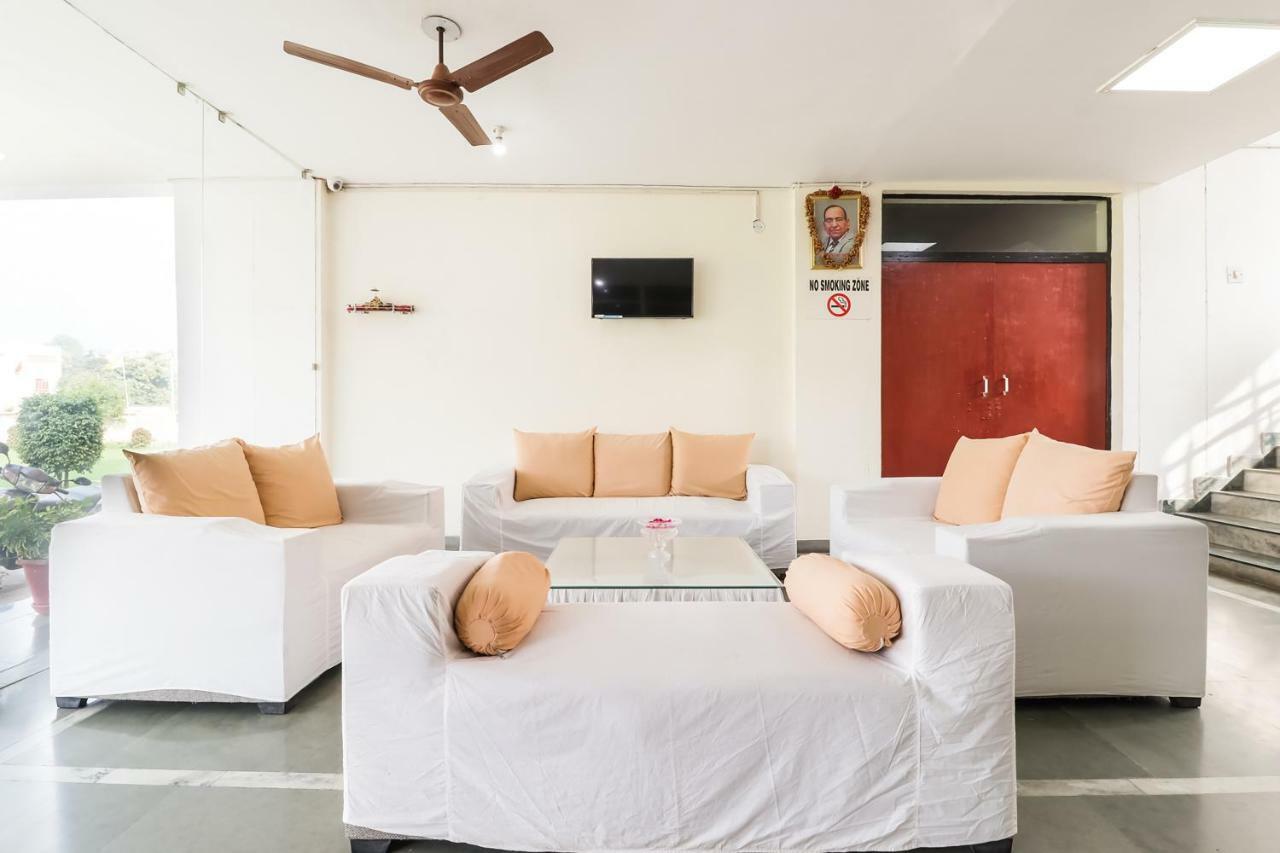 Capital O 60233 Brij Ki Rasoi Deluxe Hotel Lucknow Esterno foto